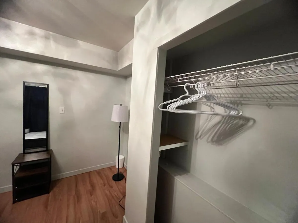 アパート Fully Furnished 2Br With Free Parking Near Downtown And University Of カルガリー カナダ