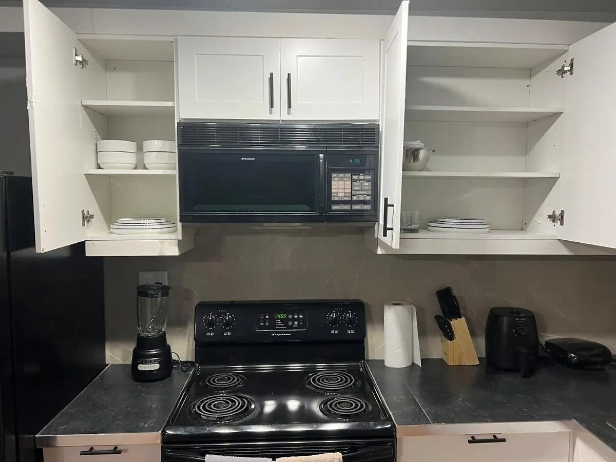 アパート Fully Furnished 2Br With Free Parking Near Downtown And University Of カルガリー カナダ